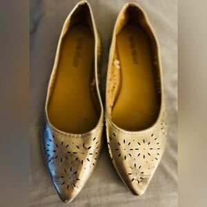 The perfect gold flat shoe